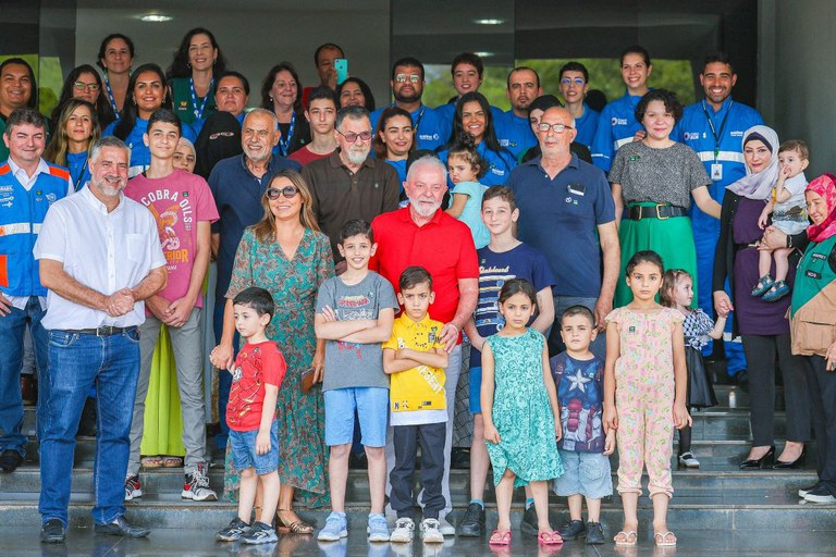 O presidente Lula, primeira-dama Janja e o ministro Paulo Pimenta com repatriados da Faixa de Gaza e equipes de saúde e assistência social do Governo Federal, no dia 25 de dezembro, em Brasília