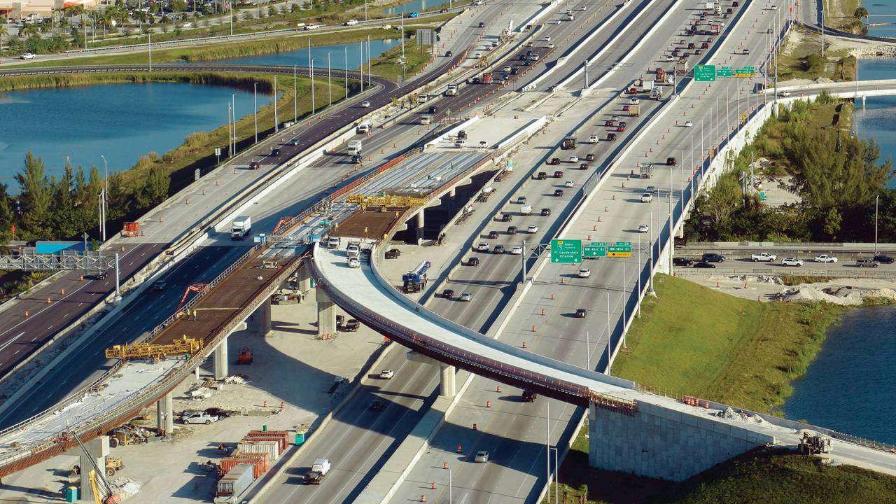 EM OBRAS - Rodovia em construção nos EUA: o governo investiu em infraestrutura