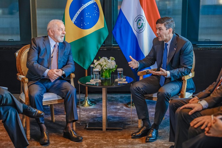 Os presidente do Brasil, Luiz Inácio Lula da Silva, e do Paraguai, Santiago Peña