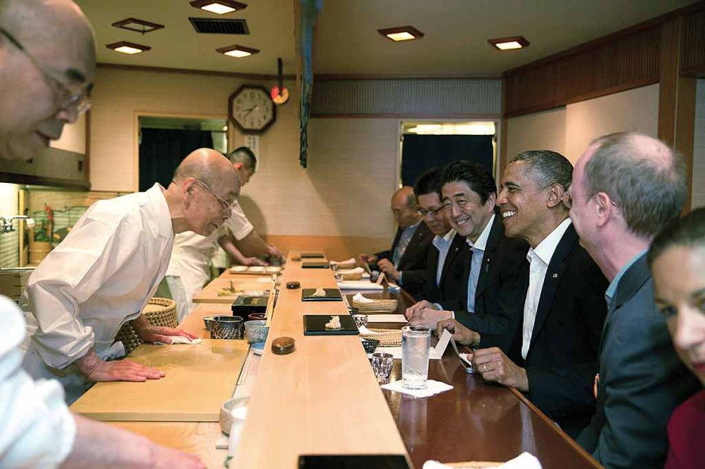 3—14145480569_ef053a4695_o.jpg SENSAÇÃO - Obama e o ex-premiê japonês Shinzo Abe com o chef Jiro Ono, em 2014: refeição memorável