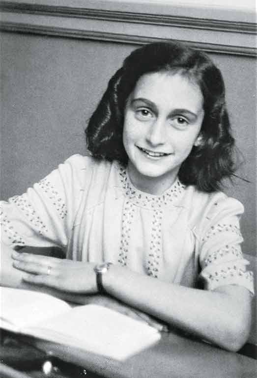 3—Anne_Frank_lacht_naar_de_schoolfotograaf_(cropped).jpg SÍMBOLO - Anne Frank (1929-1945): dois anos no “Anexo Secreto”