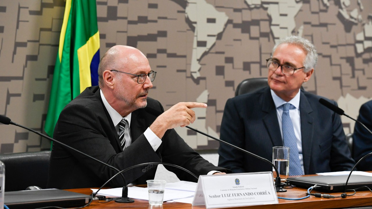 Renan Calheiros (à dir.) conduziu sabatina de Luiz Fernando Corrêa, indicado pelo governo Lula para o cargo de diretor-geral da Abin