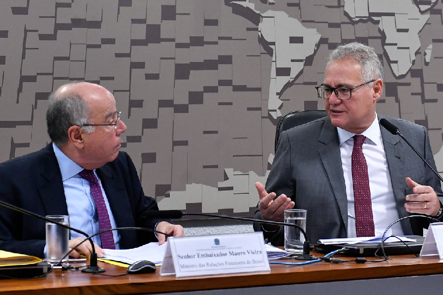 Mauro Vieira (esq.) e Renan Calheiros em reunião da Comissão de Relações Exteriores do Senado