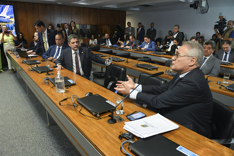 Senadores Renan Calheiros e Rogério Carvalho na CPI da Braskem