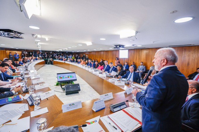 O presidente Luiz Inácio Lula da Silva fala durante reunião ministerial, no Palácio do Planalto, em Brasília, no dia 20 de dezembro
