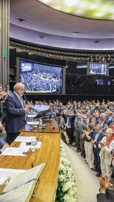 O presidente Luiz Inácio Lula da Silva discursa durante a sessão de promulgação da Proposta de Emenda à Constituição que instituiu a reforma tributária, no plenário da Câmara dos Deputados, em Brasília, no dia 20 de dezembro de 2023