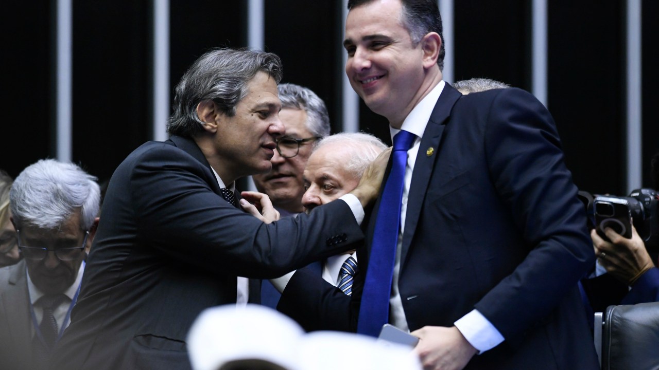 Haddad cumprimenta Pacheco no plenário do Senado, com Lula ao fundo