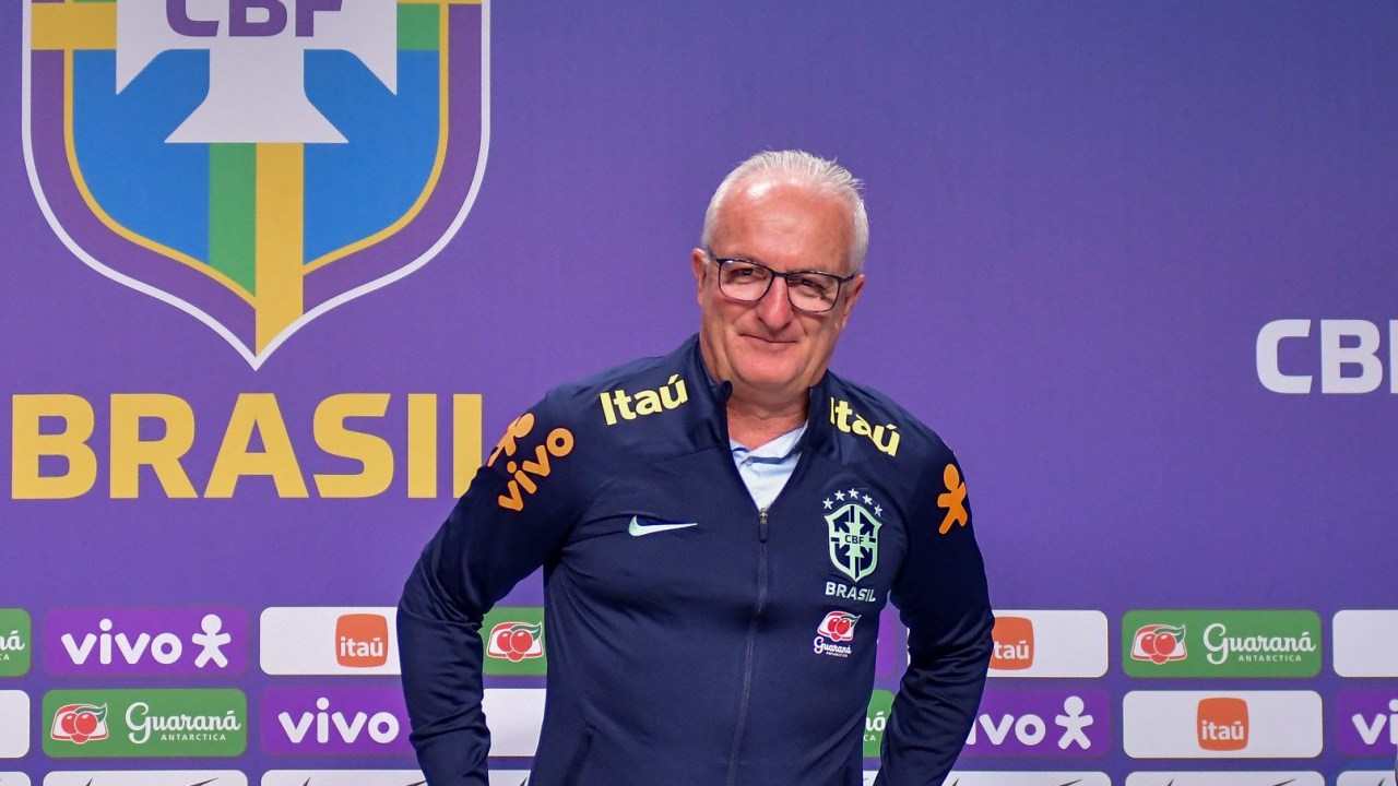 EMPOSSADO Dorival Júnior com o uniforme da seleção brasileira: trazer de volta o prestígio da seleção -