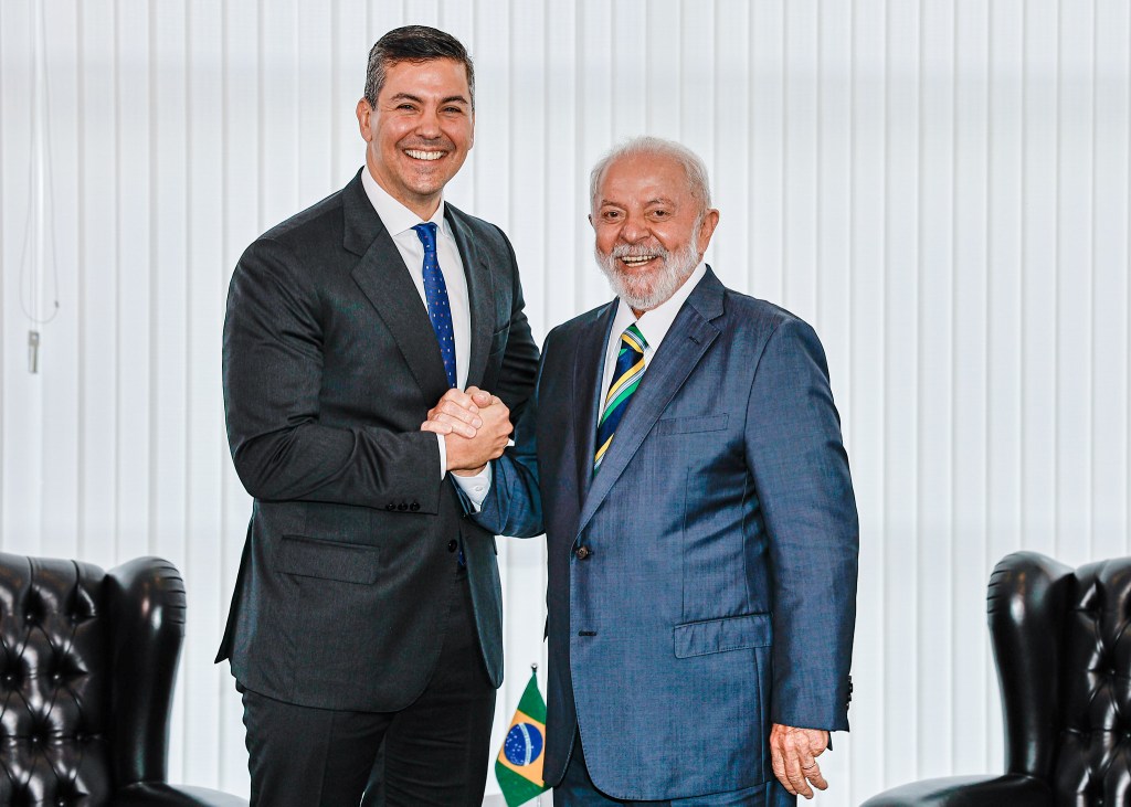 O presidente Luiz Inácio Lula da Silva durante reunião com o presidente do Paraguai, Santiago Peña