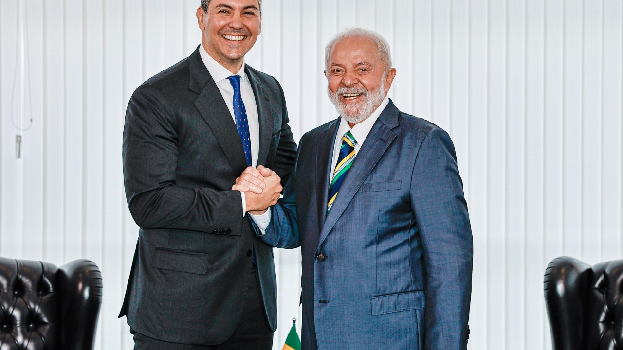 O presidente Luiz Inácio Lula da Silva durante reunião com o presidente do Paraguai, Santiago Peña