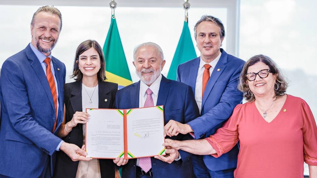 16.01.2024 – Ministro da Educação, Camilo Santana No último dia 16, Lula sancionou o projeto 'Pé de Meia', proposto por Tabata