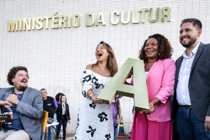 A primeira-dama Janja da Silva, a ministra Margareth Menezes e o secretário-executivo Márcio Tavares participam de ato da volta do letreiro do Ministério da Cultura, em março do ano passado
