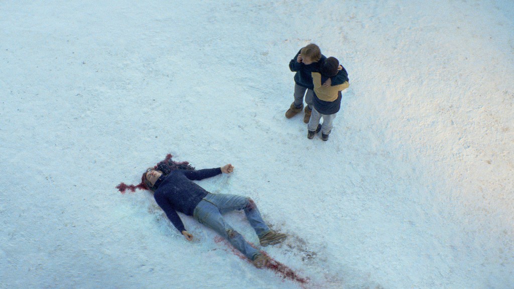 TRAGÉDIA - Sandra e o filho diante do corpo: sangue na neve