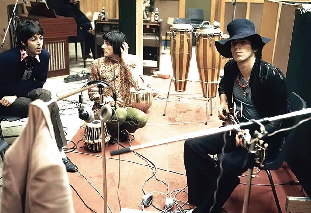 HISTÓRIA - No estúdio (ao centro) com McCartney e Richards: testemunha do pop