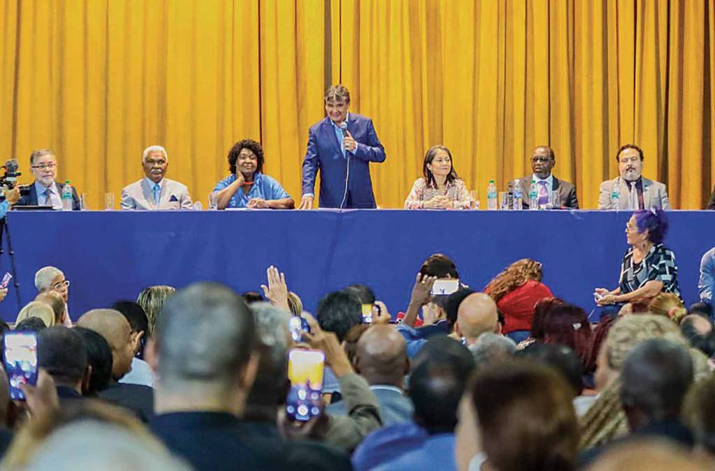 Apoio ALIANÇA - O ministro Wellington Dias, com lideranças evangélicas: igrejas serão porta de entrada de programas sociais