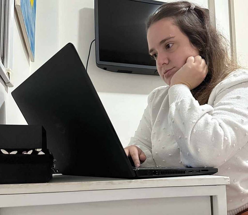 Danielly3.jpg ADEUS À REDE - A coordenadora de marketing Danielly Negreti, 29 anos, entendeu que o mundo virtual, onde sobressai o lado invariavelmente feliz e glamouroso da vida, estava lhe fazendo mal. Decidiu então debandar do Instagram e, hoje, se diz aliviada. “As redes estimulam a inveja de uma forma que, para mim, já tinha deixado de ser saudável”, relata ela