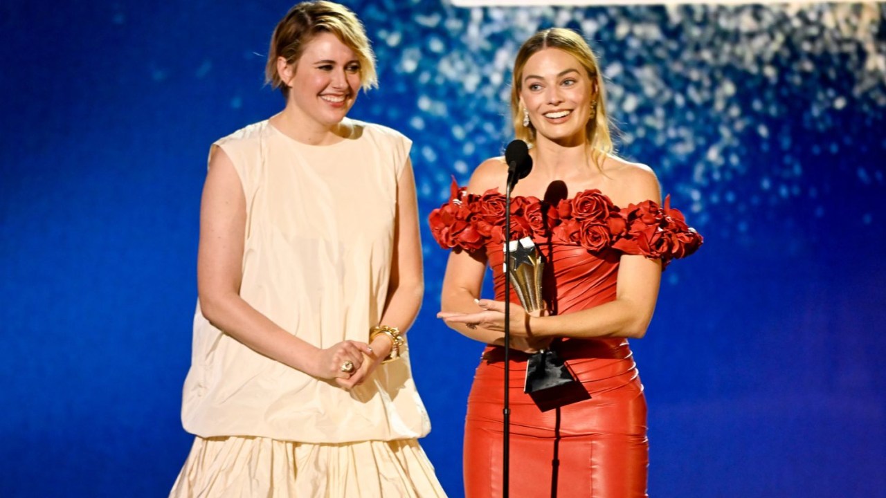 Greta Gerwig e Margot Robbie receberam o prêmio de 'Melhor Comédia' por 'Barbie'