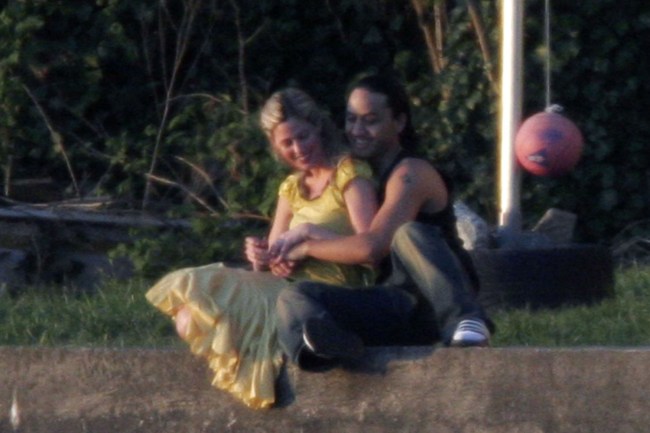 Letourneau (44) e Fualaau (22) em frente a sua casa de praia em Washington, um ano após o casamento