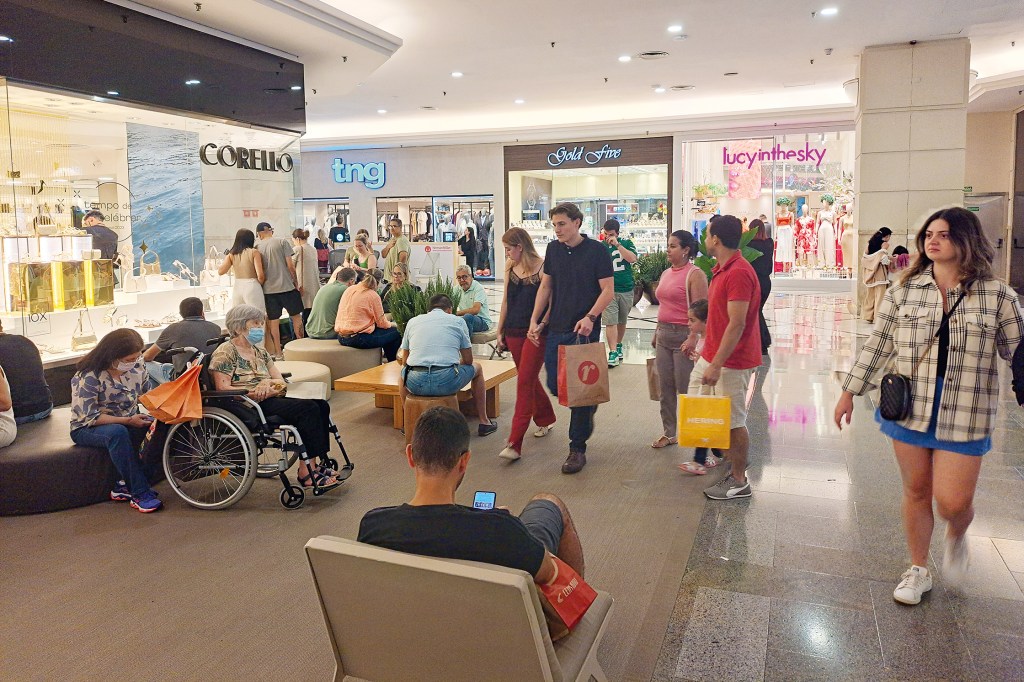 COMPRAS EM ALTA - Shopping lotado: com queda de juros, consumo tende a aumentar