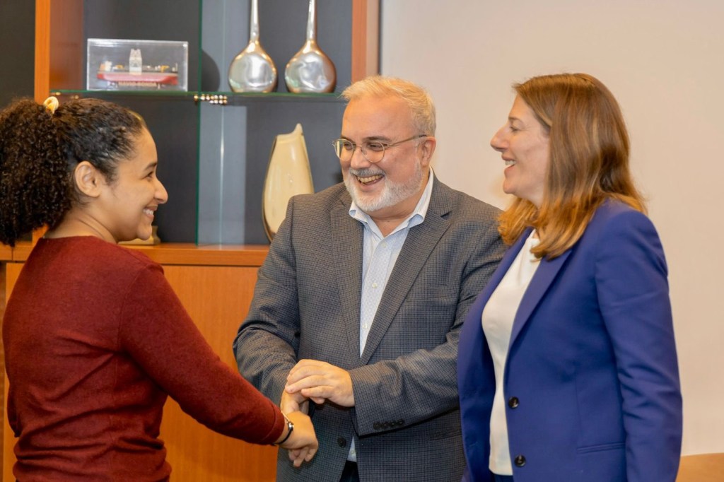 Vencedora da edição anterior, Laila Paiva (à esq.), com o presidente da Petrobrás, Jean Paul Prates (ao centro), e a embaixadora britânica, Stephanie Al-Qaq (à dir.). 28/03/2023