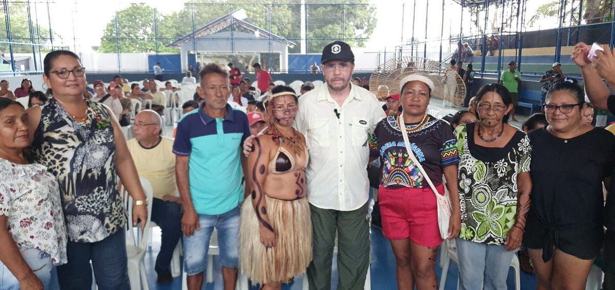 Defensor da mineração em terras indígenas, o senador Plínio Valério (ao centro, de boné) posa para foto com representantes do povo mura