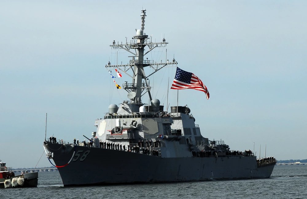Os EUA anunciaram que os rebeldes Houthis dispararam um míssil de cruzeiro antinavio contra o USS Laboon, no Mar Vermelho. O míssil foi abatido por aviões de combate dos EUA perto da costa do Iêmen. 15/01/2024 -