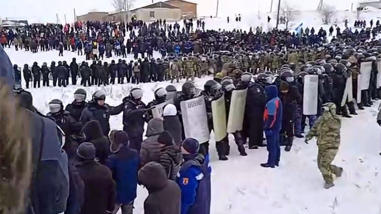 Apoiadores de Fail Alsynov entram em confronto com polícia em Bashkortostan, na Rússia. 17/01/2024