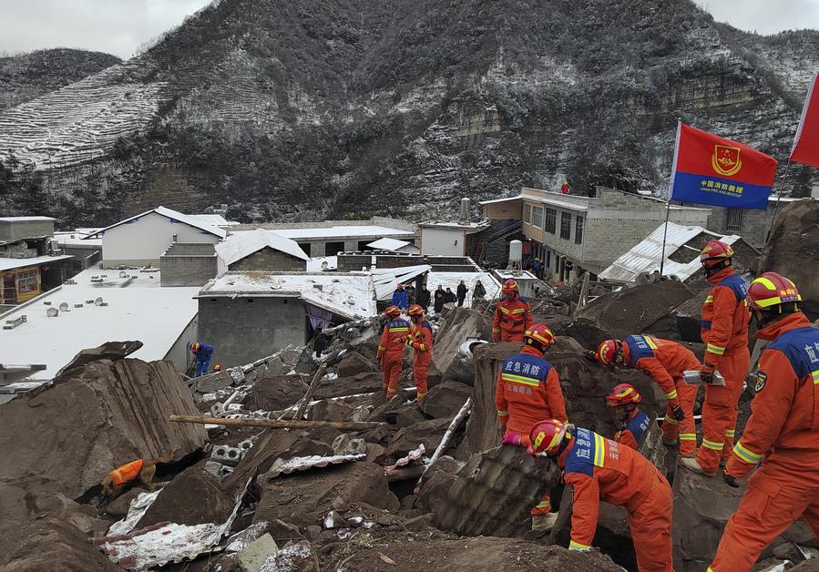 Equipes de resgate escavam escombros na província de Yunnan, no sudoeste da China, em busca de sobreviventes após um deslizamento de terra. 21/01/2024 -