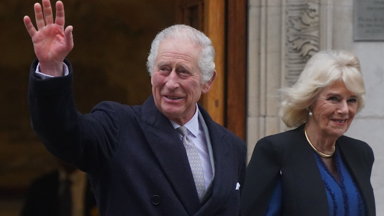 O rei britânico Charles III deixa hospital ao lado da rainha consorte, Camilla, em Londres. 29/01/2024