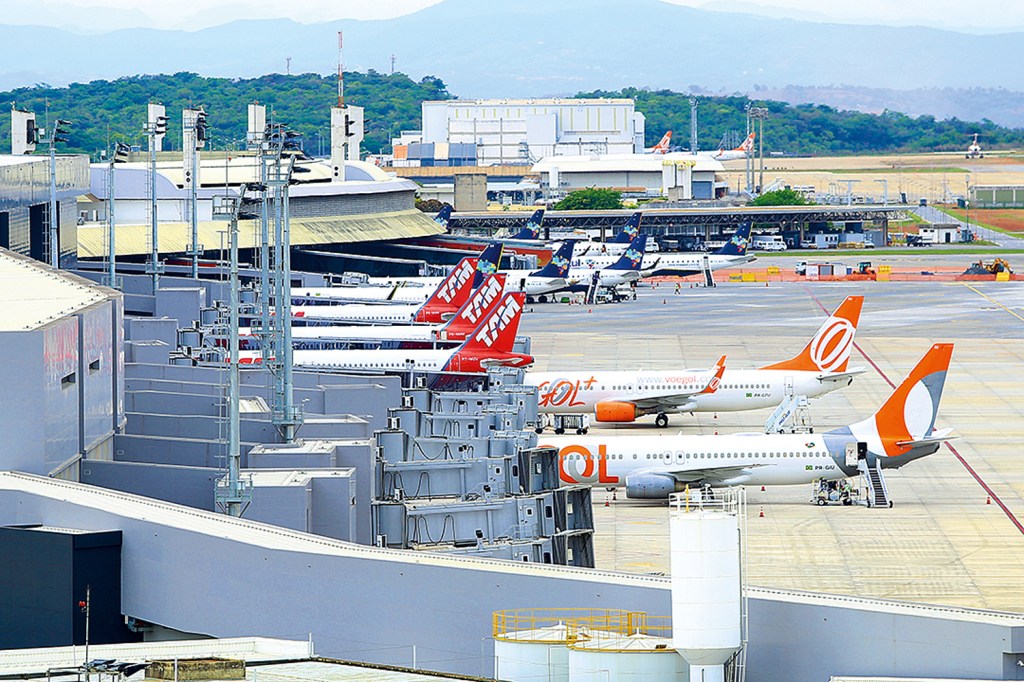 AEROPORTO - Aviões na pista: empresas aéreas reclamam das novas regras