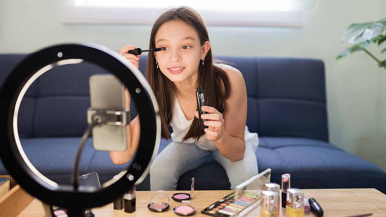 PRESSÃO VIRTUAL - Comportamento adulto: meninas compartilham produtos de make-up como fórmula da beleza