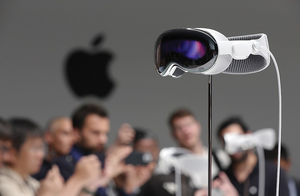 APOSTA - Óculos de realidade virtual Vision Pro: tentativa da Apple de encontrar novas fontes de receitas