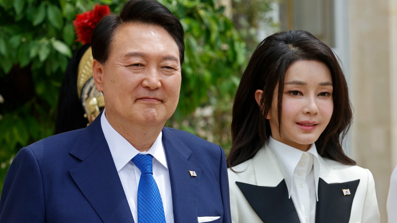 South Korean President Yoon Suk Yeol (L) and his wife Kim Keon-hee