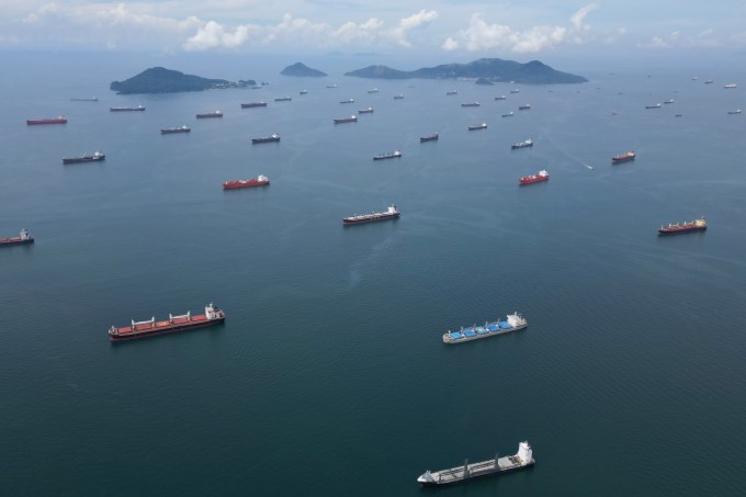 No Oceano Pacífico, navios esperam para cruzar o Canal do Panamá. As autoridades panamenhas anunciaram restrições ao transporte marítimo devido a seca que afeta as principais fontes de água do canal