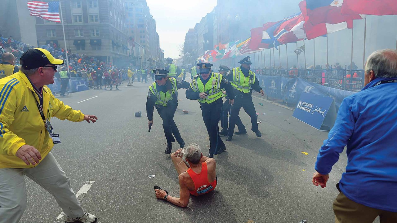 BOSTON - Herói: Bill Iffrig no asfalto, perto da linha de chegada da maratona