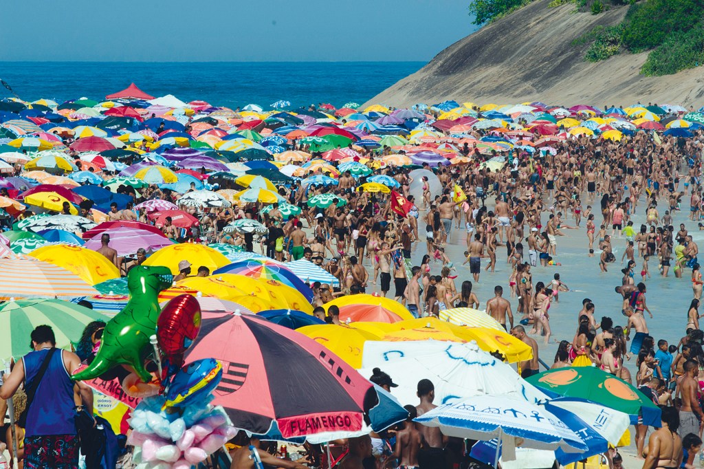 SUFOCO - Praia do Rio de Janeiro no último fim de semana do inverno: temperatura elevada durante o ano inteiro