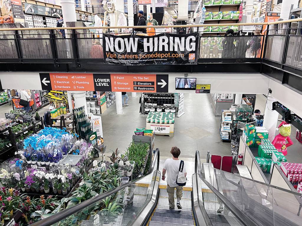 GettyImages-1739188383.jpg HÁ VAGAS - Loja procura empregados: mercado de trabalho aquecido