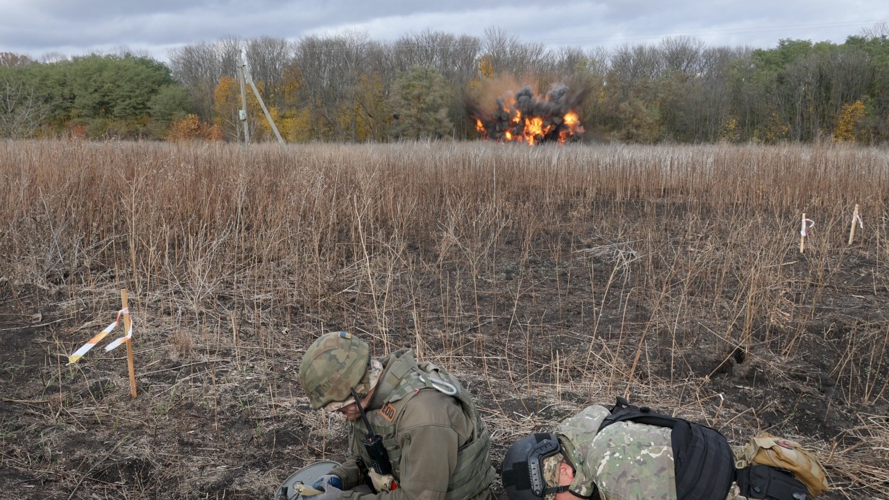 Sapadores realizam uma explosão controlada na região de Kharkiv, no nordeste da Ucrânia. 24/10/2023