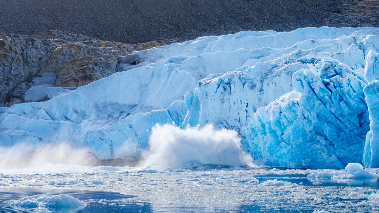 Pedaço de gelo se desprende de iceberg na região de Ammassalik, no leste da Groenlândia. 20/02/2023