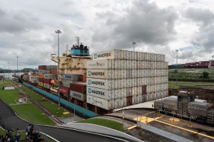 Navio de carga atravessa as eclusas em Miraflores, no Canal do Panamá. País impôs limites à travessia diária em 2023