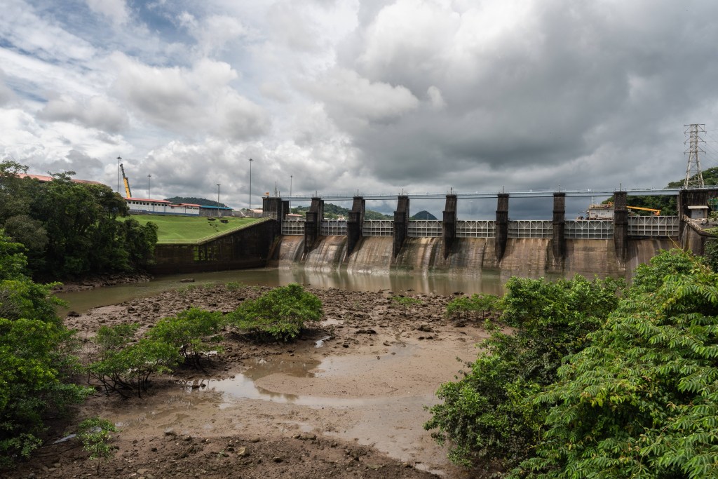 Baixos níveis de água nas eclusas do Canal do Panamá, perto da Cidade do Panamá, Panamá, em dezembro