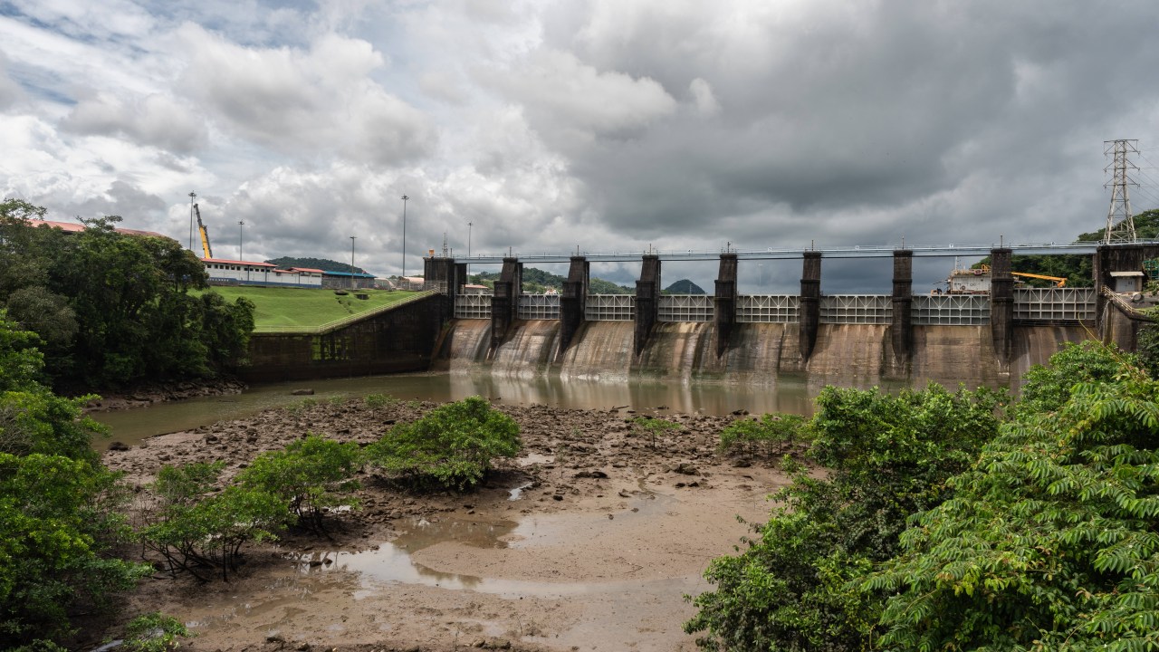 Baixos níveis de água nas eclusas do Canal do Panamá, perto da Cidade do Panamá, Panamá, em dezembro