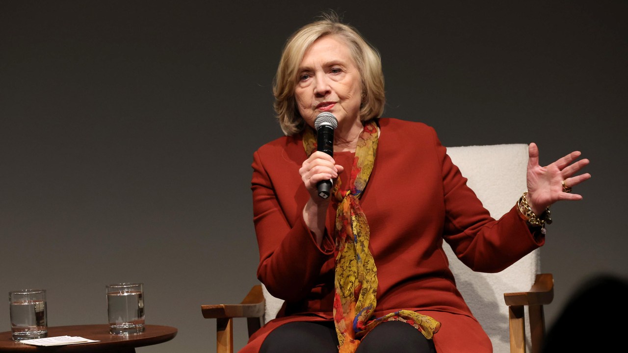 Hillary Clinton palestra em evento em outubro de 2023