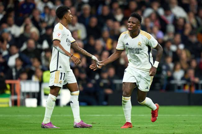 Vinicius Junior e Rodrygo, do Real Madrid apertam as mãos durante a partida Real Madrid e Mallorca, no Estádio Santiago Bernabeu, em 3 de janeiro de 2024 -