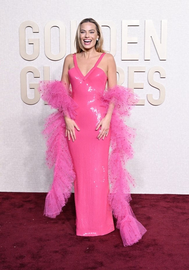Margot Robbie usou mais um look festivo rosa para celebrar 'Barbie'