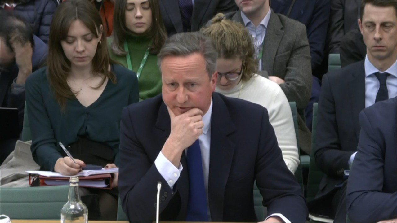 O secretário Relações Exteriores do Reino Unido, David Cameron, fala ao Comitê de Relações Exteriores nas Casas do Parlamento, em Londres. 09/01/2024