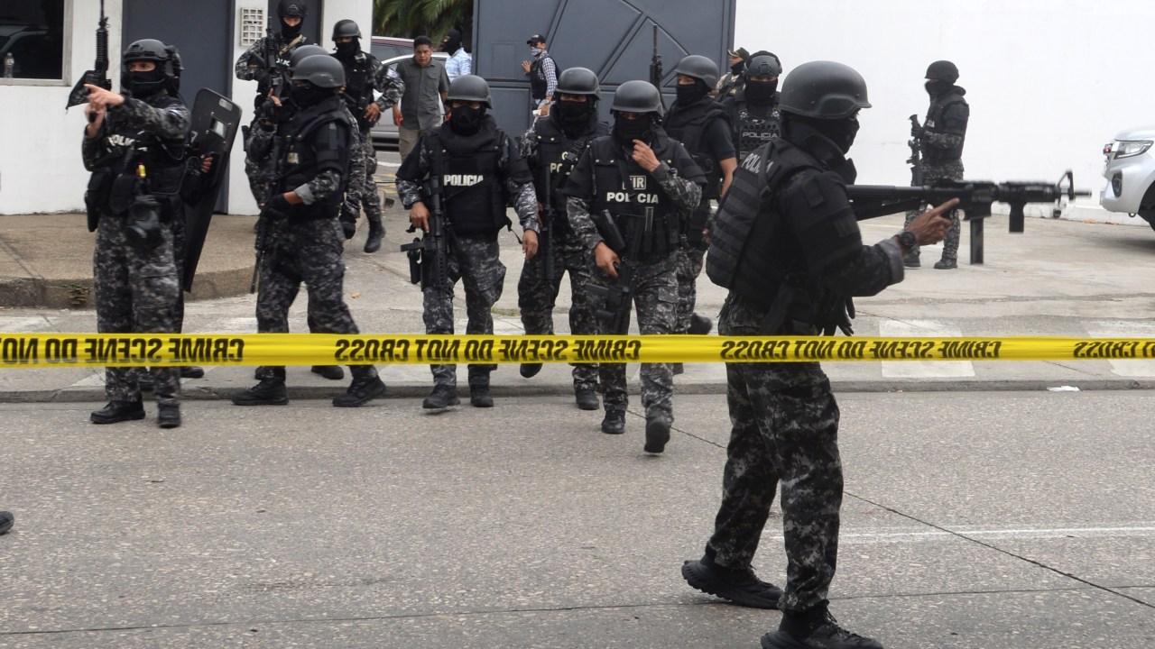 Polícia e Exército prendem homens armados que invadiram estúdio de TV em Guayaquil, no Equador (09/01/2024)