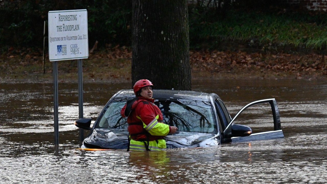Bombeiros resgatam um homem em um carro preso em área inundada em Charlotte, na Carolina do norte. 09/01/2024