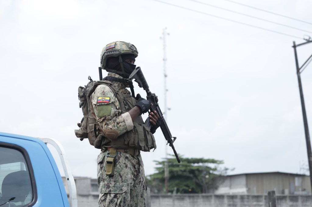 Militar patrulha ruas de Guayaquil após presidente do Equador declarar "conflito armado interno". 09/01/2024