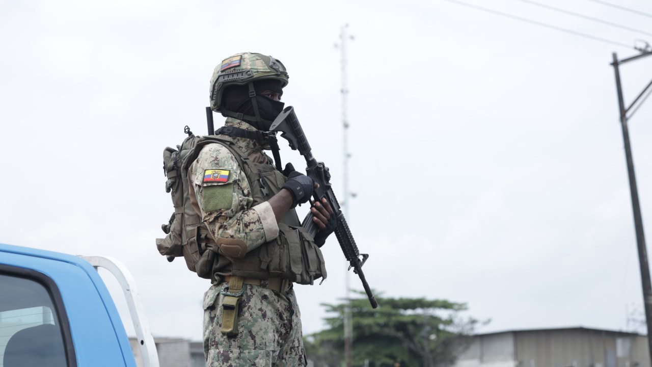 Militar patrulha ruas de Guayaquil após presidente do Equador declarar "conflito armado interno". 09/01/2024